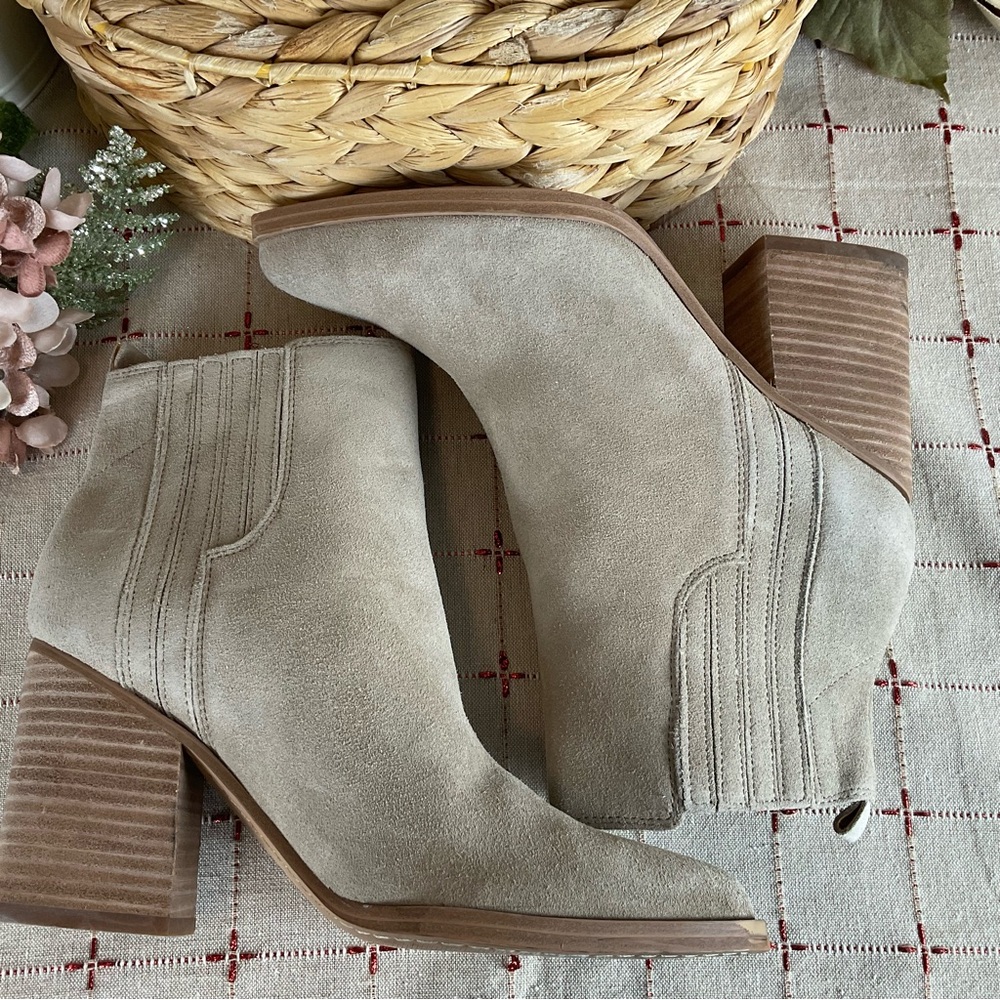 Marc Fisher LTD Oshay Tan Suede Pointed Toe Ankle Boots Size 7.5 PreLoved - Picture 3 of 7